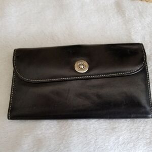 Dopp black wallet..
